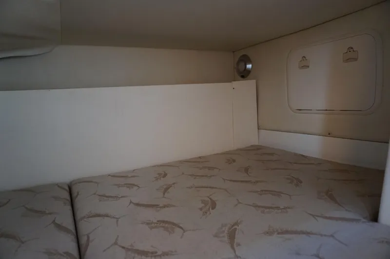 Slide: The Image of 2008 Hydra-Sports Vector 2900 VX cabin interior with fish-patterned bedding. - 18