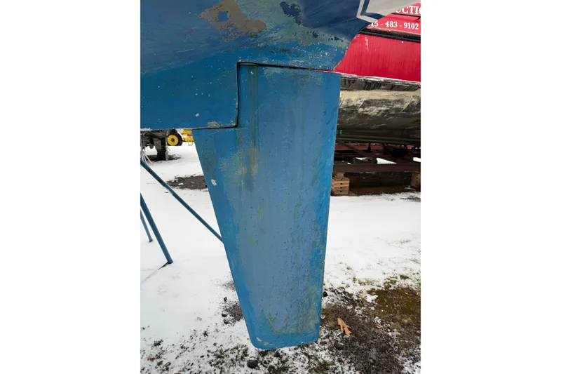 Slide: The Image of Keel of a 1985 Catalina 36 sailboat on a snowy ground. - 61