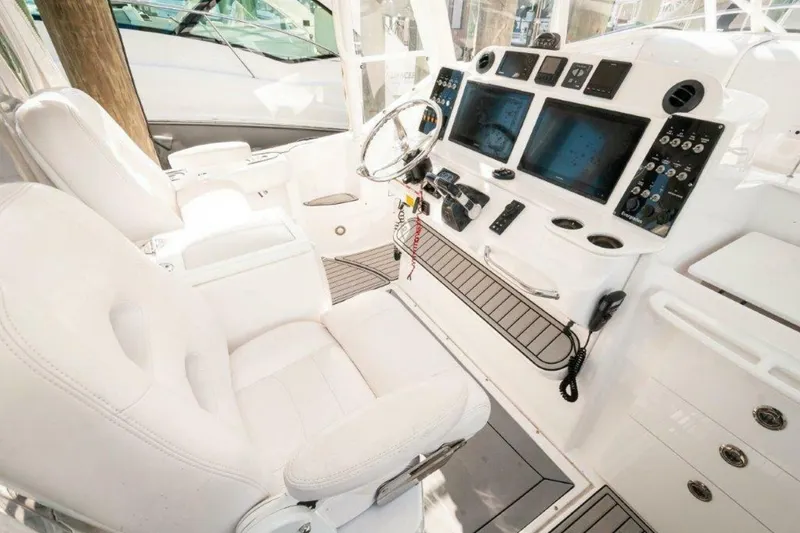 Slide: The Image of 2018 Everglades 350 LX-Helm - 11