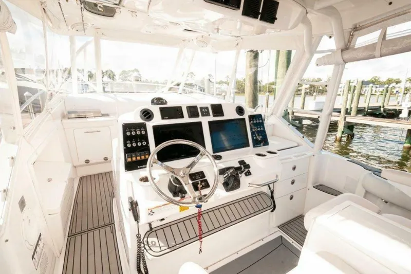 Slide: The Image of 2018 Everglades 350 LX-Helm - 13