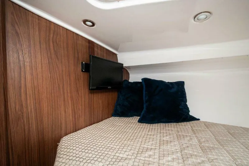 Slide: The Image of 2018 Everglades 350 LX- Cuddy - 7