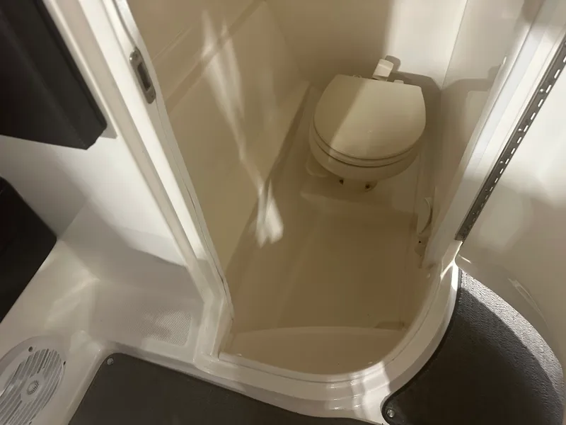 Slide: The Image of Sea Ray 250 SLX 2016 - 16