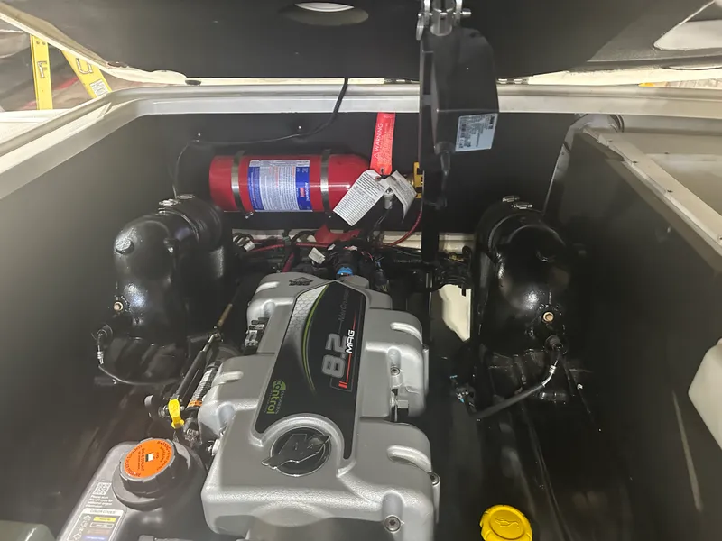 Slide: The Image of Sea Ray 250 SLX 2016 - 24