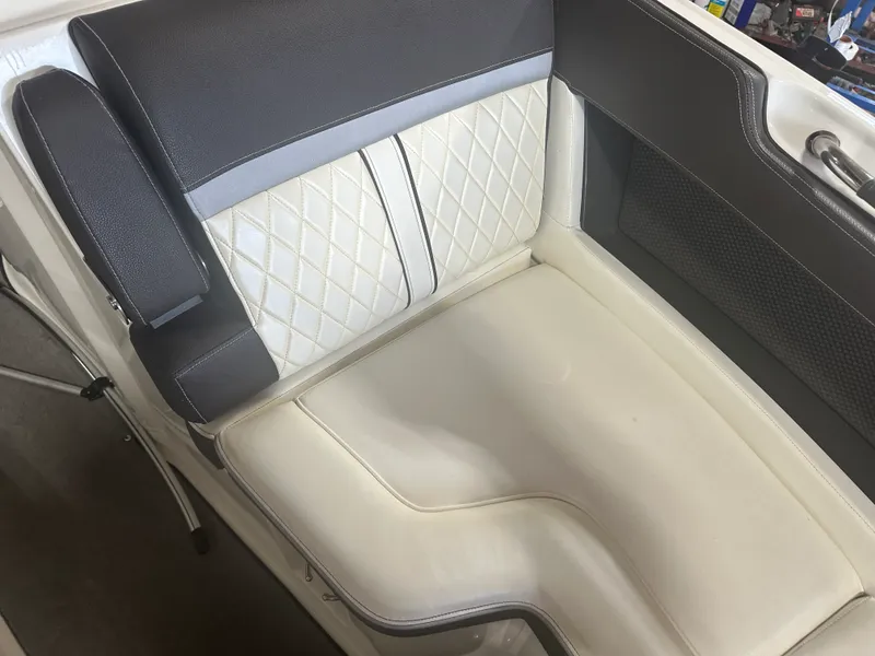 Slide: The Image of Sea Ray 250 SLX 2016 - 9