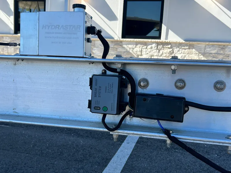 Slide: The Image of Everglades 395 Center Console 2020 - 13