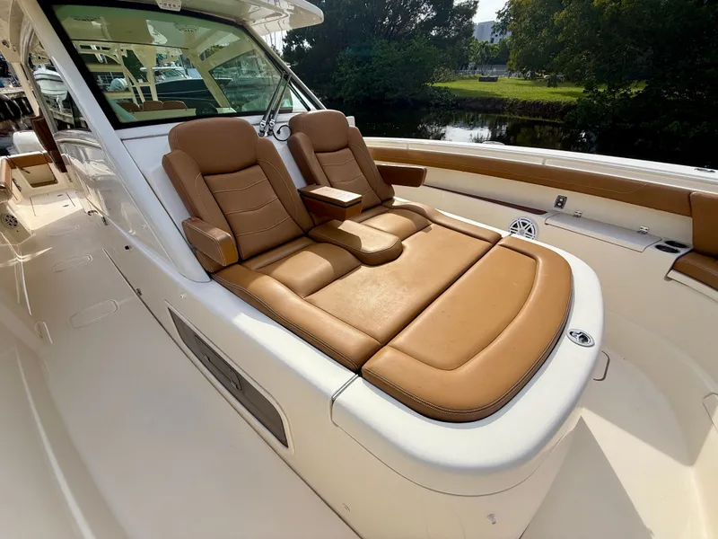 Slide: The Image of Scout 420 LXF 2020 - 16