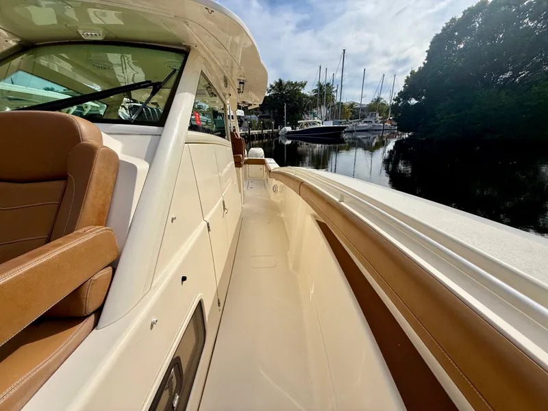 Slide: The Image of Scout 420 LXF 2020 - 21