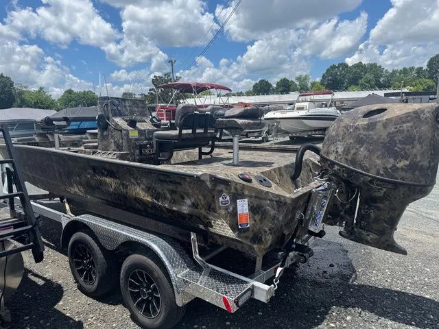 Slide: The Image of Excel Bay Pro 203 Elite with 140 HP Suzuki 2026 - 10