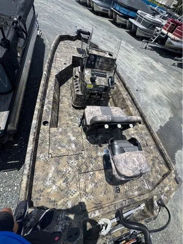 Slide: The Image of Excel Bay Pro 203 Elite with 140 HP Suzuki 2026 - 8