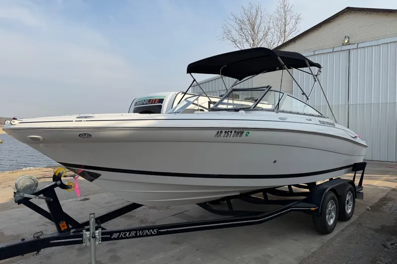 The Image of Four Winns 220 Horizon 2006 - undefined