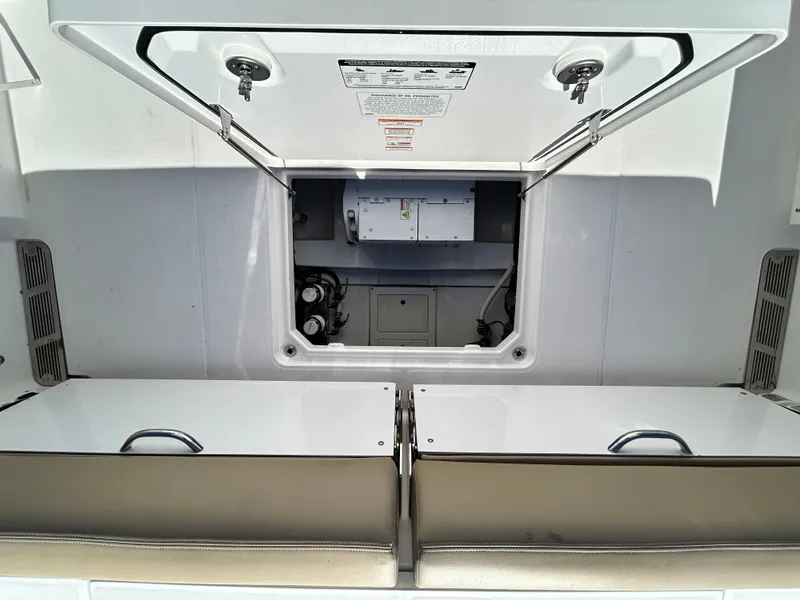 Slide: The Image of Everglades 395 Center Console 2020 - 18