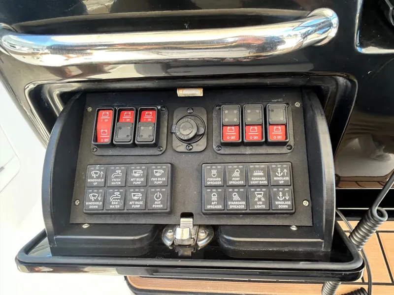 Slide: The Image of Everglades 395 Center Console 2020 - 37