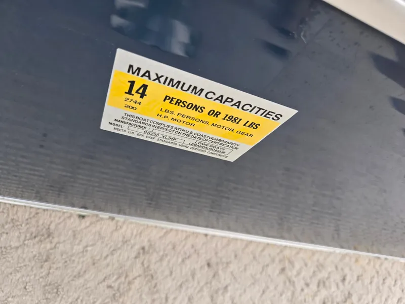 Slide: The Image of Sticker showing maximum capacity for Lowe SS230 Super Sport, 2014 model. - 22