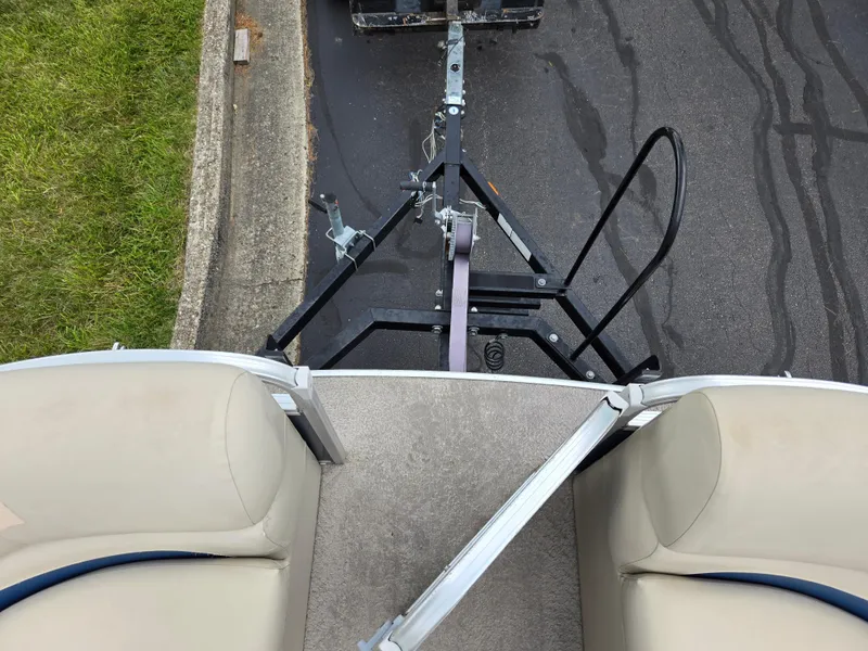 Slide: The Image of Top view of a 2014 Lowe SS230 Super Sport boat trailer hitch. - 25