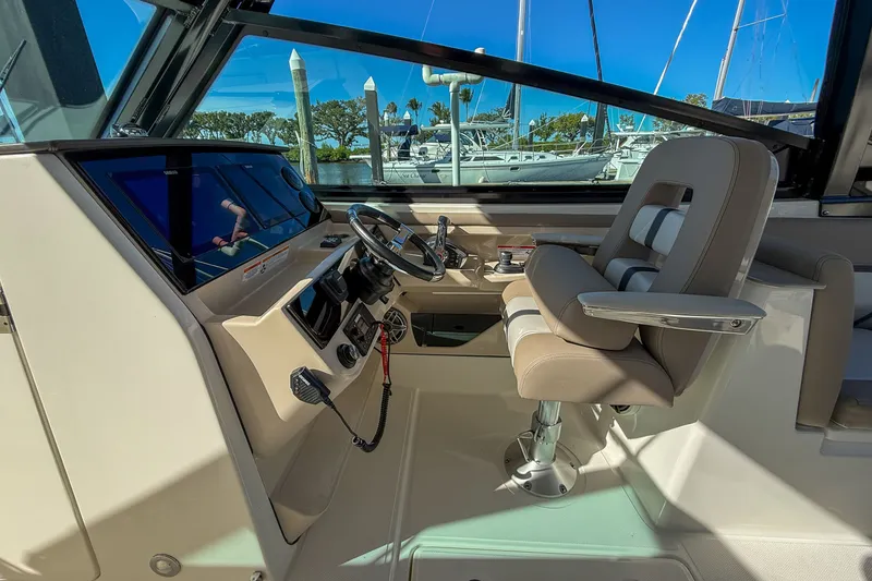 Slide: The Image of Boston Whaler 330 Vantage 2025 - 13