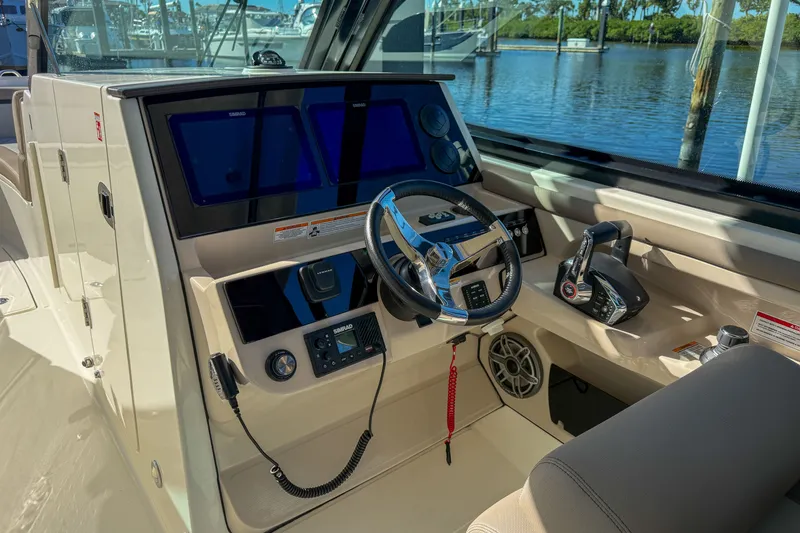 Slide: The Image of Boston Whaler 330 Vantage 2025 - 14