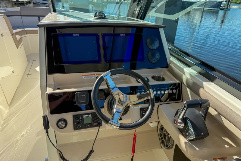 Slide: The Image of Boston Whaler 330 Vantage 2025 - 15