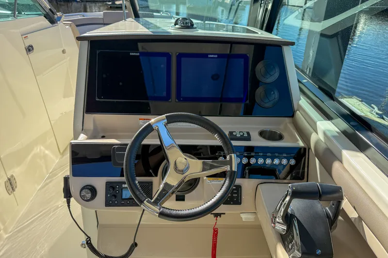 Slide: The Image of Boston Whaler 330 Vantage 2025 - 16