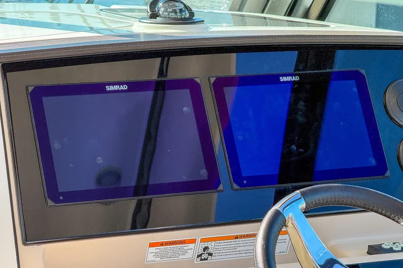 Slide: The Image of Boston Whaler 330 Vantage 2025 - 17