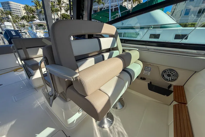 Slide: The Image of Boston Whaler 330 Vantage 2025 - 18