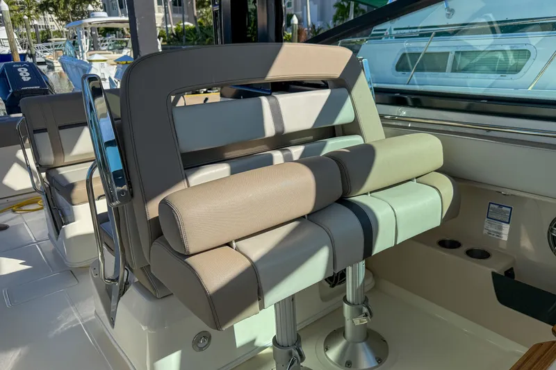 Slide: The Image of Boston Whaler 330 Vantage 2025 - 19