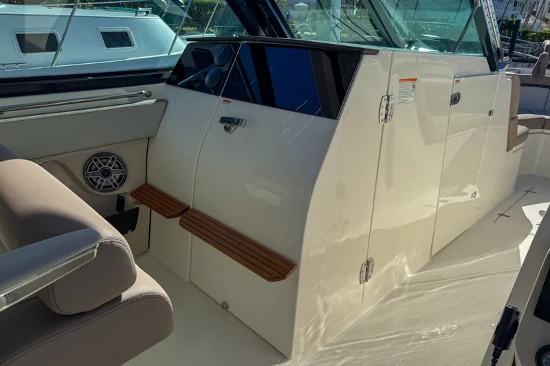 Slide: The Image of Boston Whaler 330 Vantage 2025 - 20