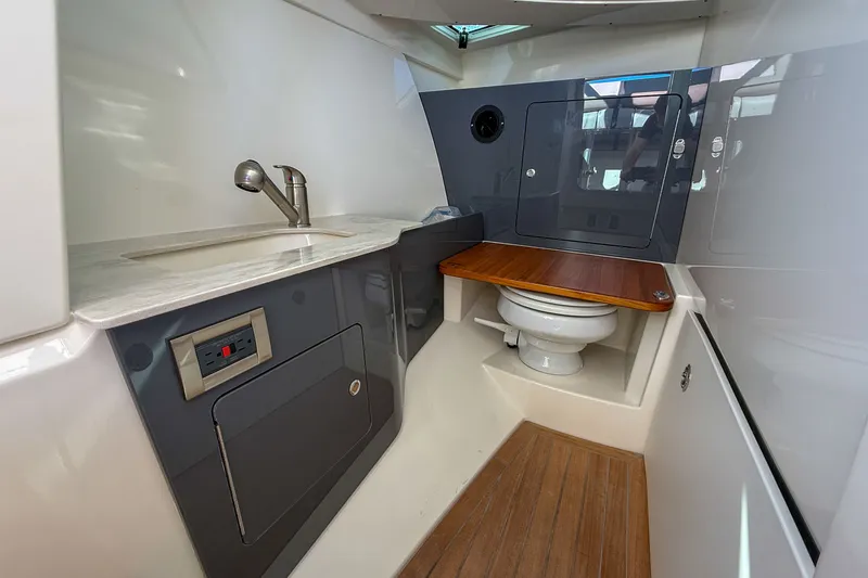 Slide: The Image of Boston Whaler 330 Vantage 2025 - 21