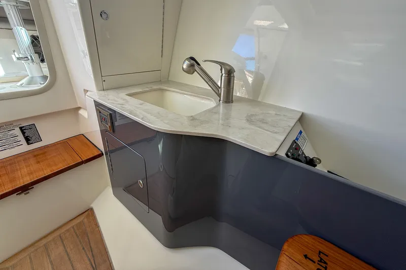 Slide: The Image of Boston Whaler 330 Vantage 2025 - 22