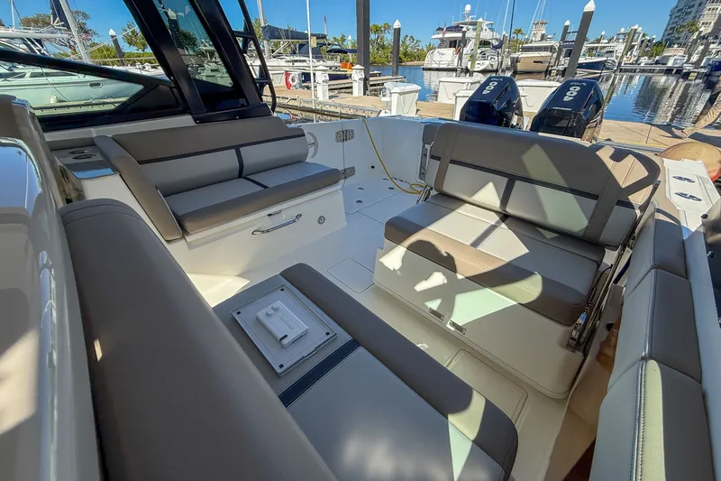 Slide: The Image of Boston Whaler 330 Vantage 2025 - 23