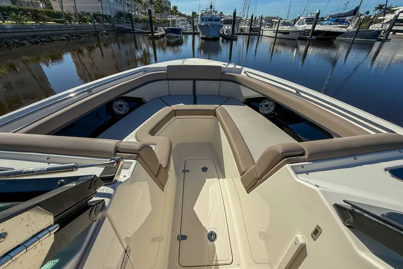 Slide: The Image of Boston Whaler 330 Vantage 2025 - 27