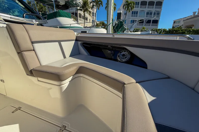 Slide: The Image of Boston Whaler 330 Vantage 2025 - 28