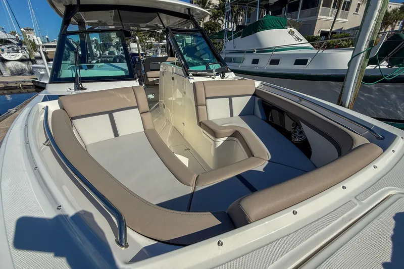 Slide: The Image of Boston Whaler 330 Vantage 2025 - 29