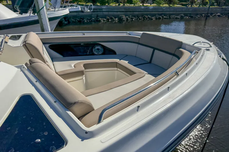 Slide: The Image of Boston Whaler 330 Vantage 2025 - 30