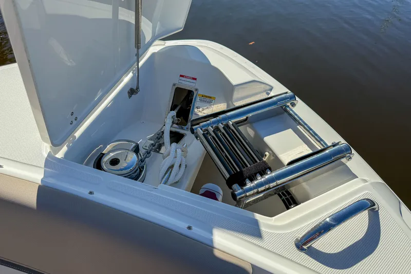 Slide: The Image of Boston Whaler 330 Vantage 2025 - 31