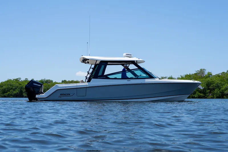 Slide: The Image of Boston Whaler 330 Vantage 2025 - 32