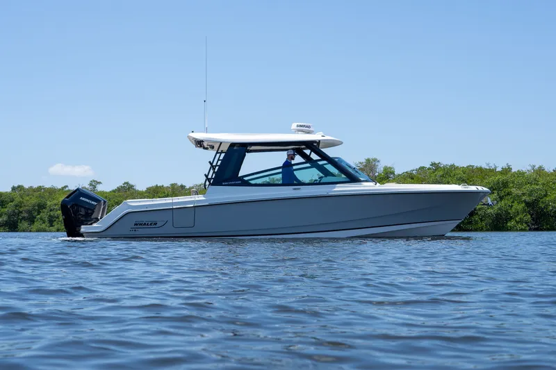 Slide: The Image of Boston Whaler 330 Vantage 2025 - 33
