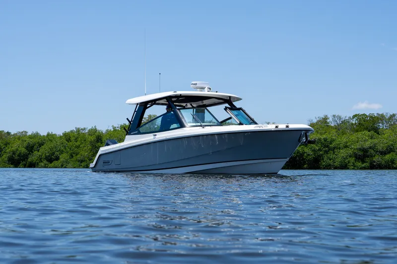 Slide: The Image of Boston Whaler 330 Vantage 2025 - 34