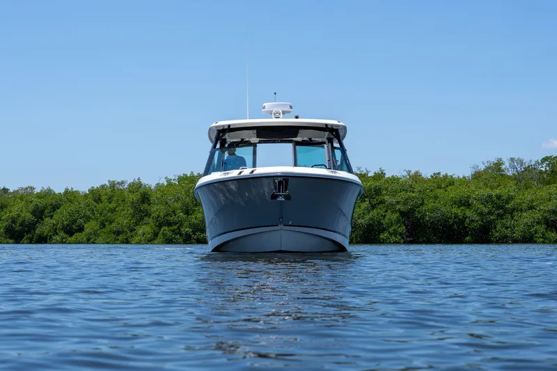 Slide: The Image of Boston Whaler 330 Vantage 2025 - 35