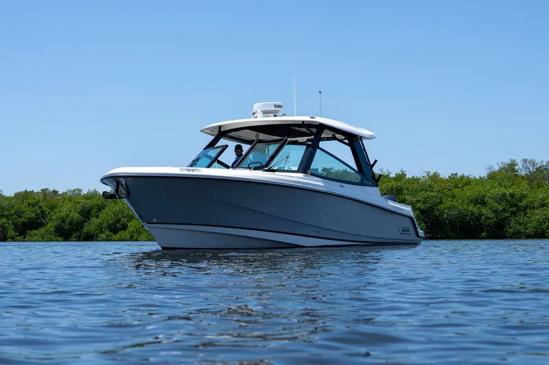 Slide: The Image of Boston Whaler 330 Vantage 2025 - 36