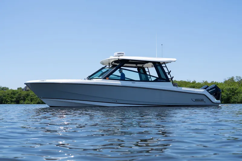 Slide: The Image of Boston Whaler 330 Vantage 2025 - 37