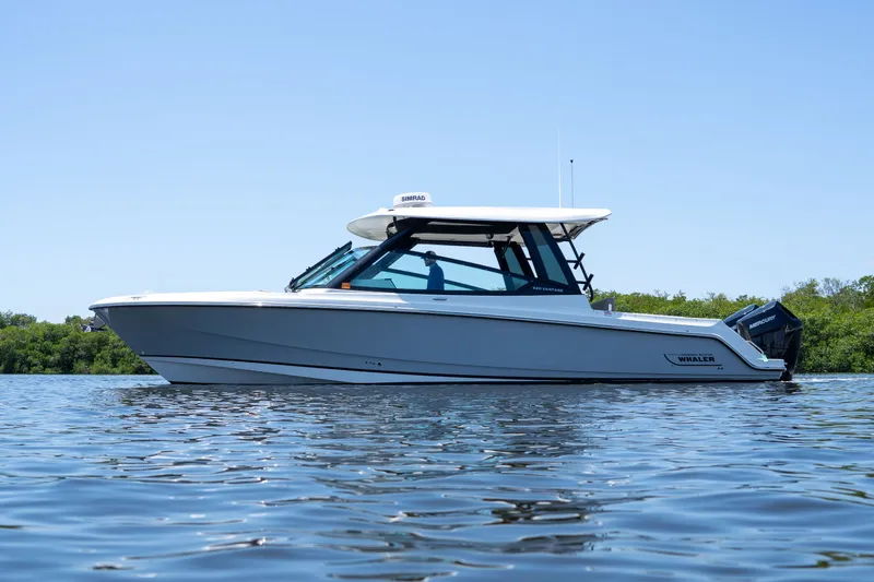 Slide: The Image of Boston Whaler 330 Vantage 2025 - 38