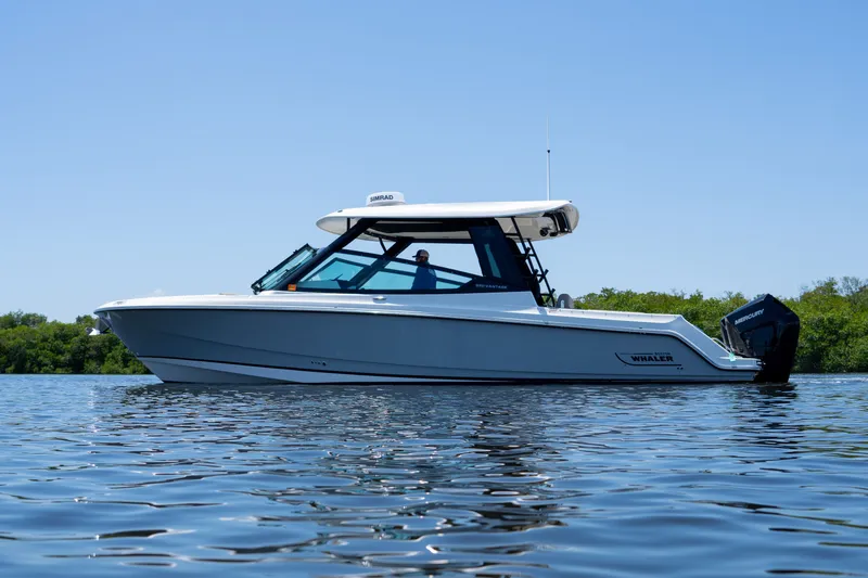 Slide: The Image of Boston Whaler 330 Vantage 2025 - 39