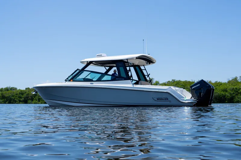 Slide: The Image of Boston Whaler 330 Vantage 2025 - 40