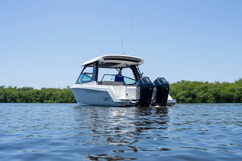 Slide: The Image of Boston Whaler 330 Vantage 2025 - 41