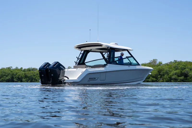Slide: The Image of Boston Whaler 330 Vantage 2025 - 43