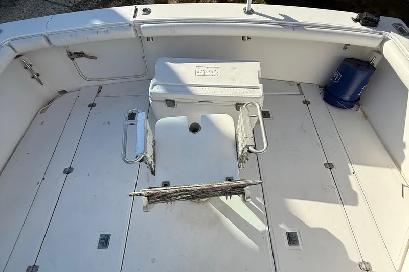 Slide: The Image of 1995 Blackfin 31 Combi boat deck with cooler and fishing chair. - 9