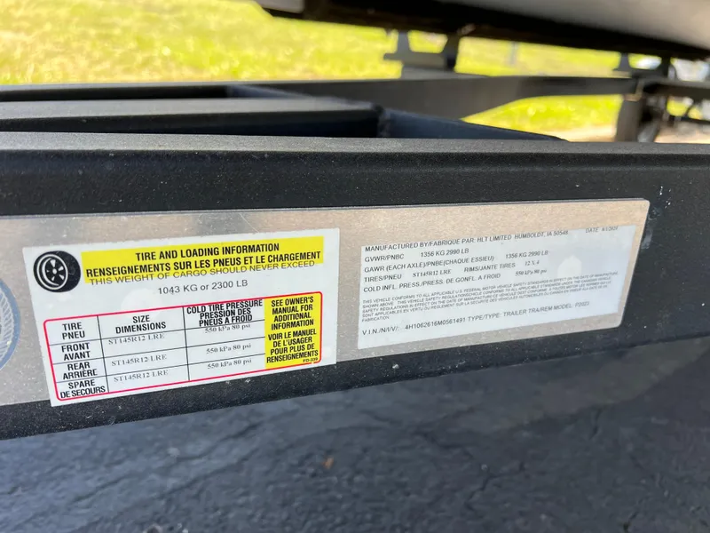 Slide: The Image of 1998 Fisher Freedom 200 DLX tire and loading information label on trailer frame. - 10