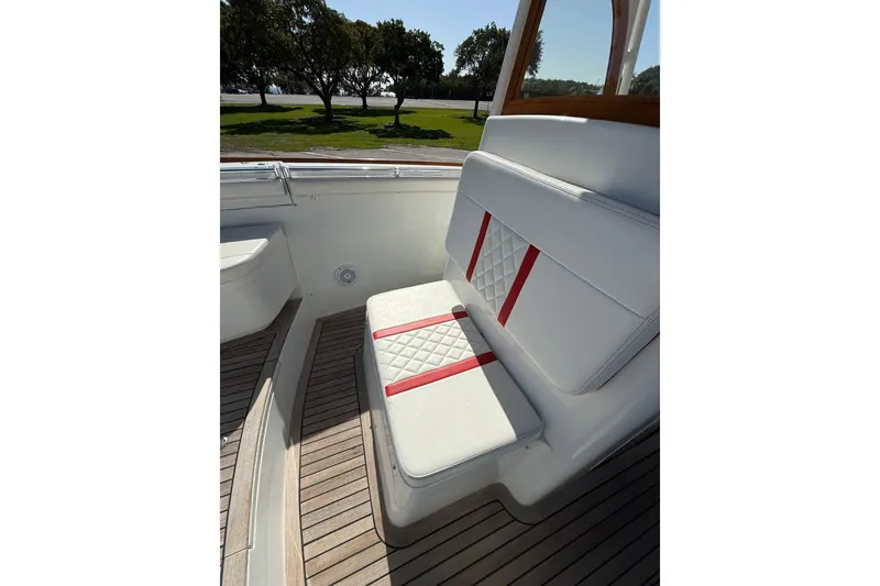 Slide: The Image of White and red cushioned seating on 2006 Buddy Davis 34 Center Console boat. - 39
