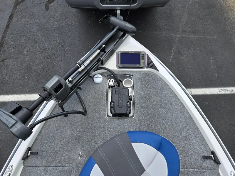 Slide: The Image of 2015 Skeeter FX 20 boat deck with trolling motor and navigation system. - 18