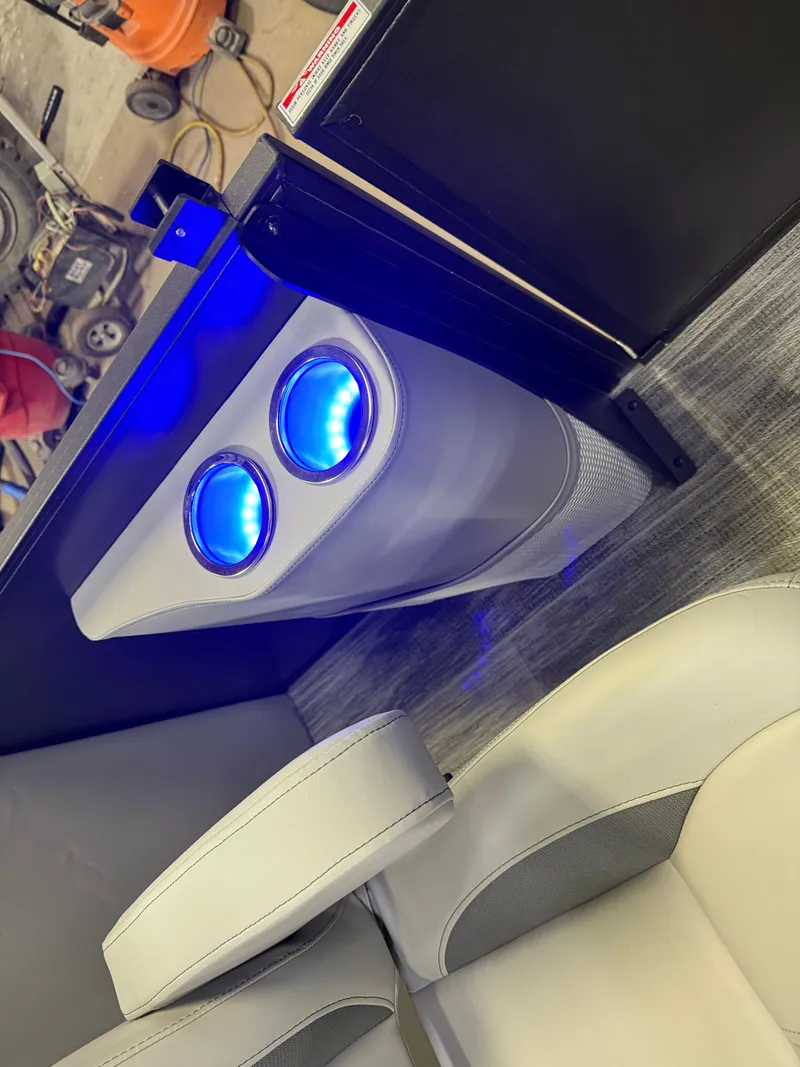 Slide: The Image of Bentley Pontoons Legacy 223 Navigator DL Quad Lounge Tritoon & Honda 4-Stroke EFI 2026 - 21